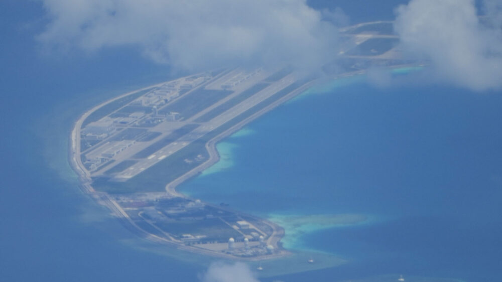 Una pista de aterrizaje hecha por China se ve al lado de estructuras y edificios en la isla artificial en Mischief Reef en el grupo de islas Spratlys en el Mar de China Meridional, el domingo 20 de marzo de 2022 (AP/Aaron Favila/Archivo) 