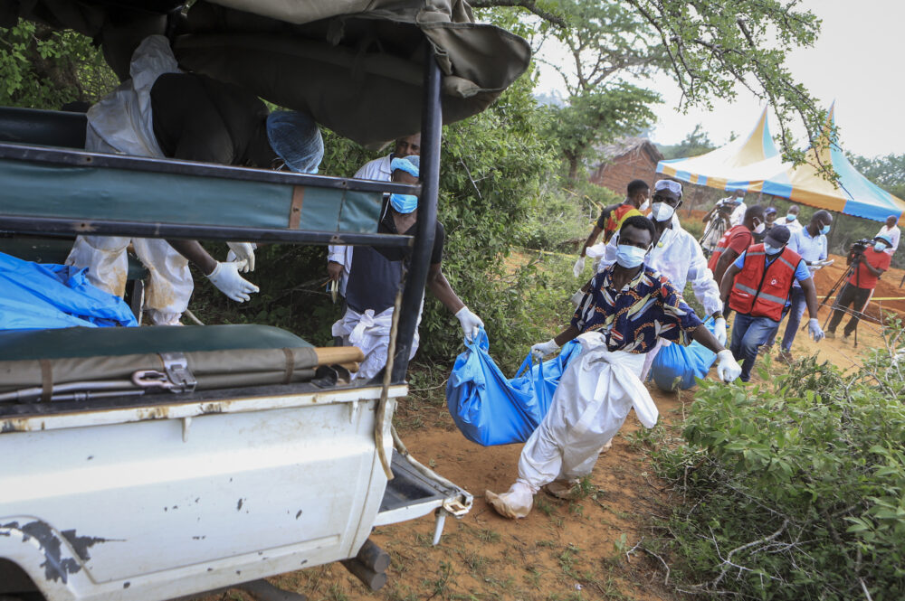La policía y habitantes locales llevan cuerpos exhumados a un camión en la aldea de Shakahola, cerca de Malindi, Kenia, el 23 de abril de 2023. . (Foto AP)
