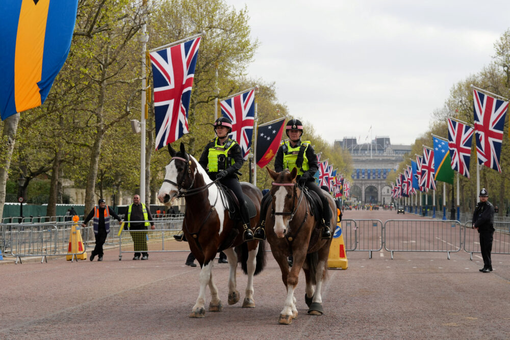 Oficiales de policía patrullan a caballo antes de la coronación del rey Carlos en el Mall, en Londres, Gran Bretaña (REUTERS/Maja Smiejkowska)