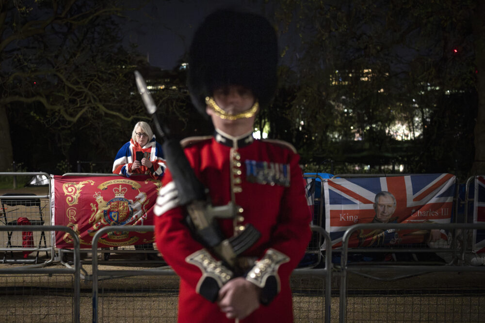 Un miembro del ejército se encuentra cerca del Palacio de Buckingham en el centro de Londres, el martes 2 de mayo de 2023, durante un ensayo para la coronación del rey Carlos III (AP Photo/Vadim Ghirda)