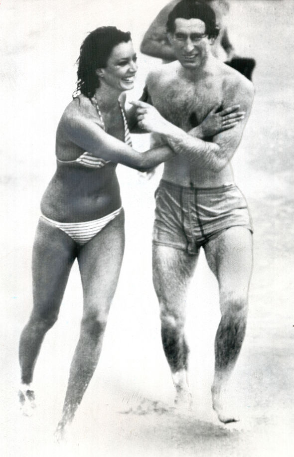 El principe Carlos saliendo de una playa en Australia, luego de haber sido soprendido por la modelo Jane Priest