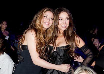 Las cantantes Shakira y Thalía compartieron risas y confidencias durante la ceremonia organizada por la prestigiosa revista musical 'Billboard', despejando así los rumores sobre su supuesta enemistad.