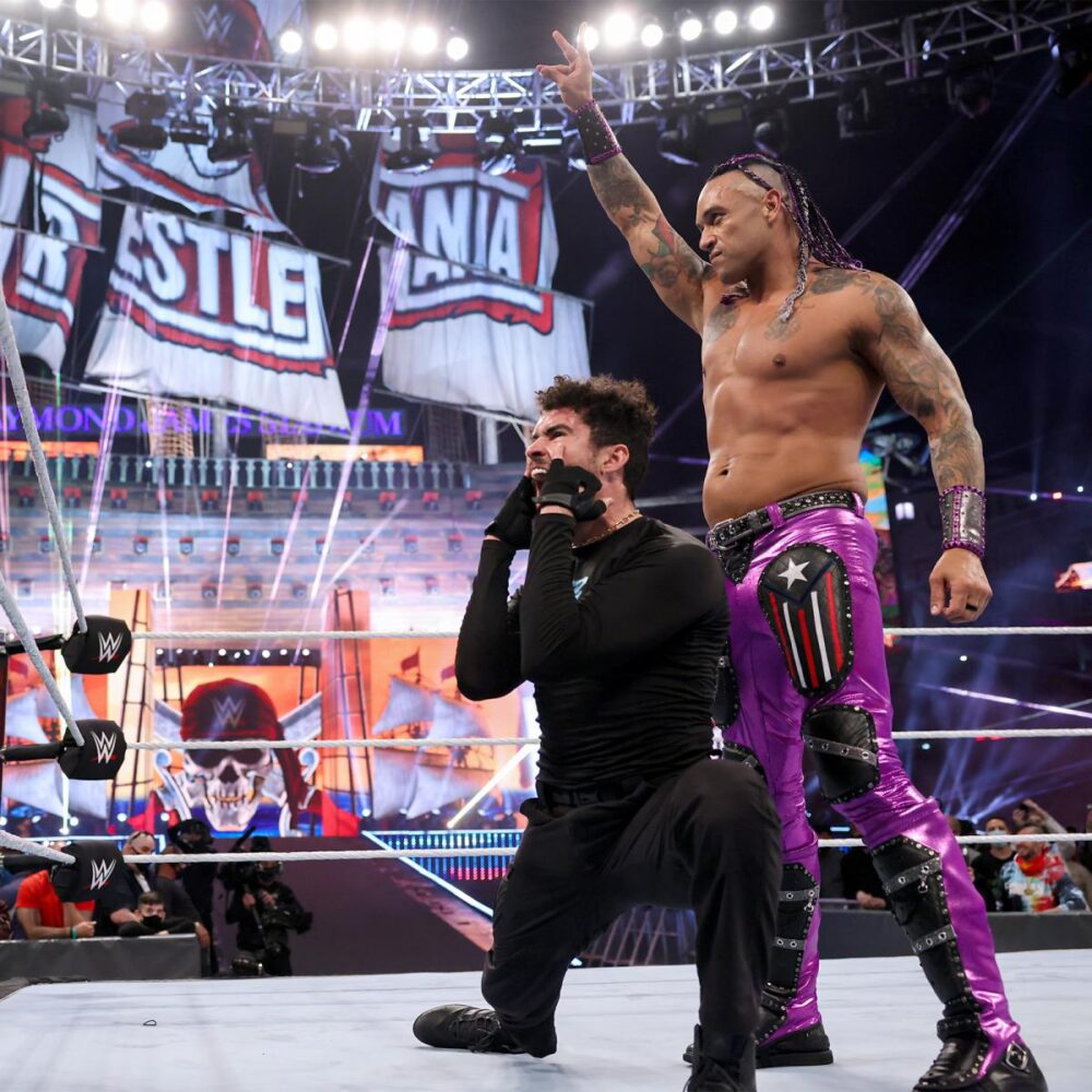 Bad Bunny y Damian Priest celebran su triunfo en WrestleMania 37. (Foto: WWE)