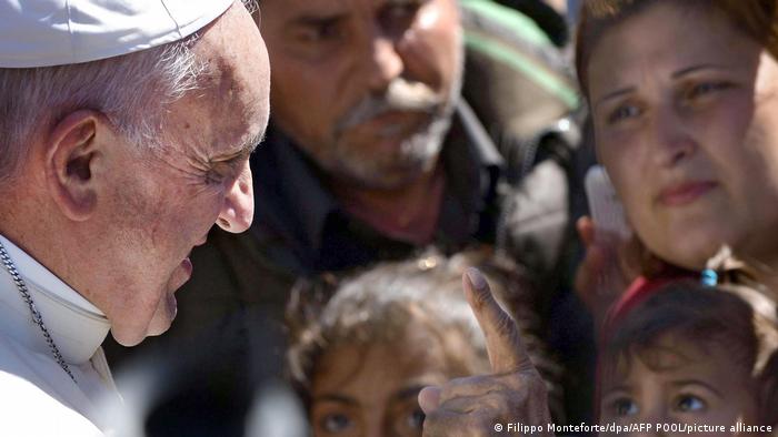 El papa Francisco bendice a un niño en el campamento de refugiados de Moria. (Archivo).