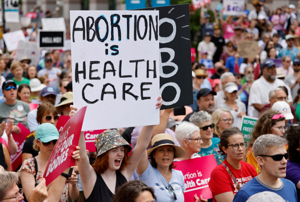 Partidarios del derecho al aborto se reúnen para presenciar el veto del gobernador de Carolina del Norte, Roy Cooper, a la legislación SB20 que limita la mayoría de los abortos al primer trimestre del embarazo (REUTERS/Jonathan Drake)