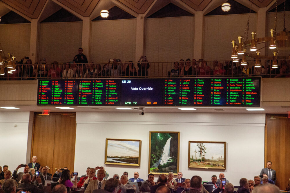 Los legisladores republicanos de Carolina del Norte votan para anular el veto del gobernador demócrata Roy Cooper  (REUTERS/Erin Siegal McIntyre)