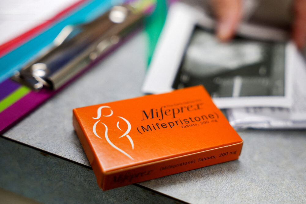 FOTO DE ARCHIVO: La mifepristona, el primer medicamento en un aborto con medicamentos, se prepara para una paciente en la Clínica de Mujeres Alamo en Carbondale, Illinois (REUTERS/Evelyn Hockstein/Foto de archivo)