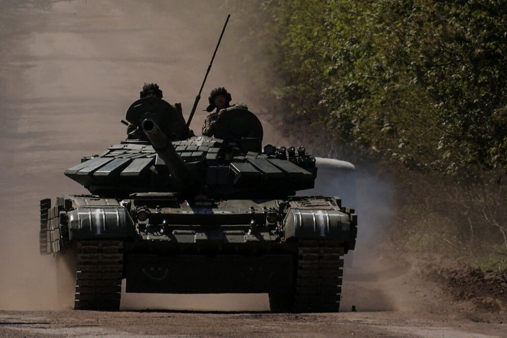 Militares ucranianos viajan sobre un tanque en una carretera hacia la ciudad de Bakhmut, en medio del ataque de Rusia a Ucrania, en la región de Donetsk, Ucrania, el 12 de mayo de 2023. REUTERS/Sofiia Gatilova/Foto de archivo