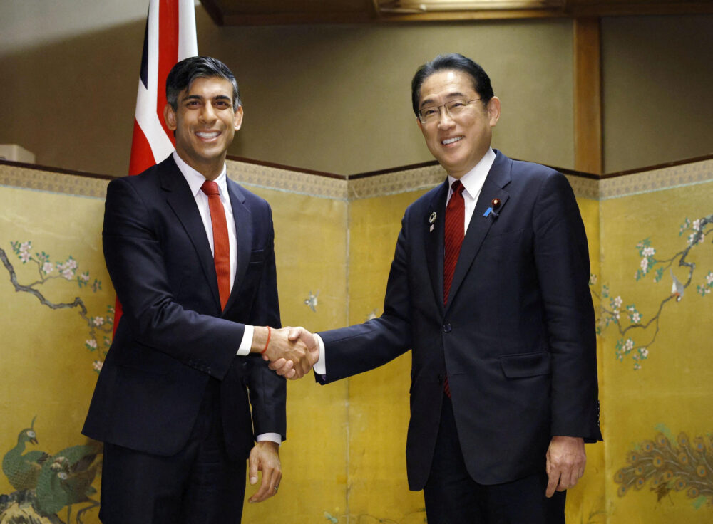 El primer ministro británico, Rishi Sunak, sostiene una reunión bilateral con el primer ministro de Japón, Fumio Kishida, al margen de la cumbre de líderes del G7 en Hiroshima, oeste de Japón, el 18 de mayo de 2023, en esta foto publicada por Kyodo. Crédito obligatorio Kyodo/a través de REUTERS 