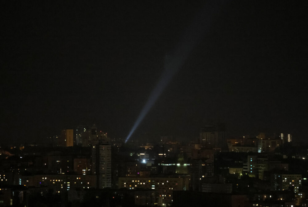 Militares ucranianos utilizan un reflector mientras buscan drones en el cielo de la ciudad durante un ataque de drones rusos, en medio del ataque de Rusia a Ucrania, en Kiev, Ucrania 19 de mayo 2023. REUTERS/Gleb Garanich