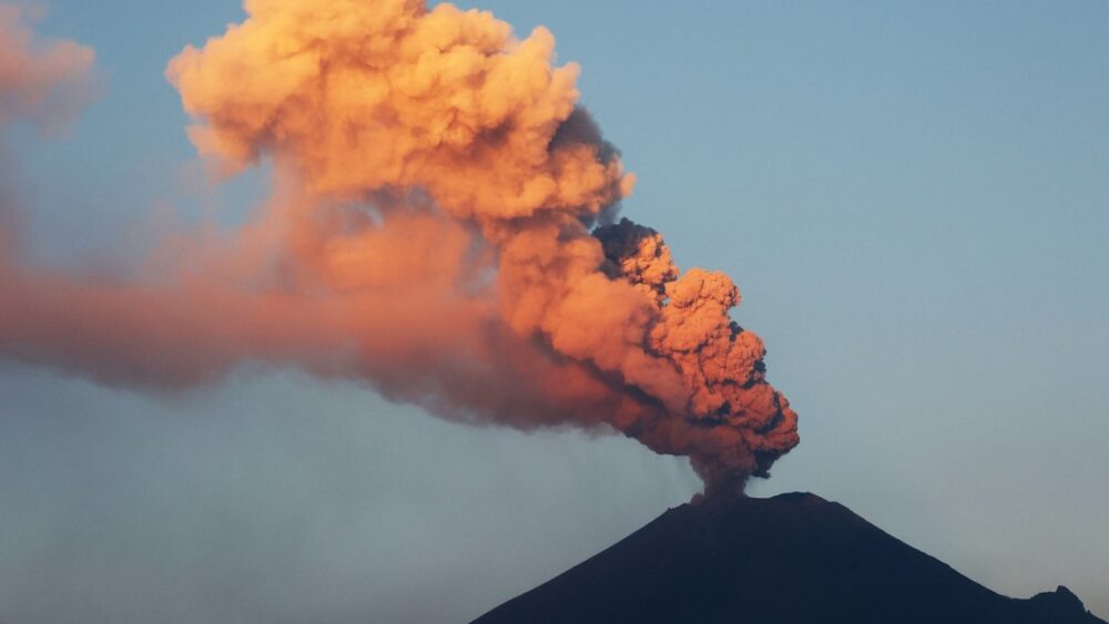 Suspenden clases presenciales y advierten de suspensión de vuelos en México por la actividad del volcán Popocatépetl - RT