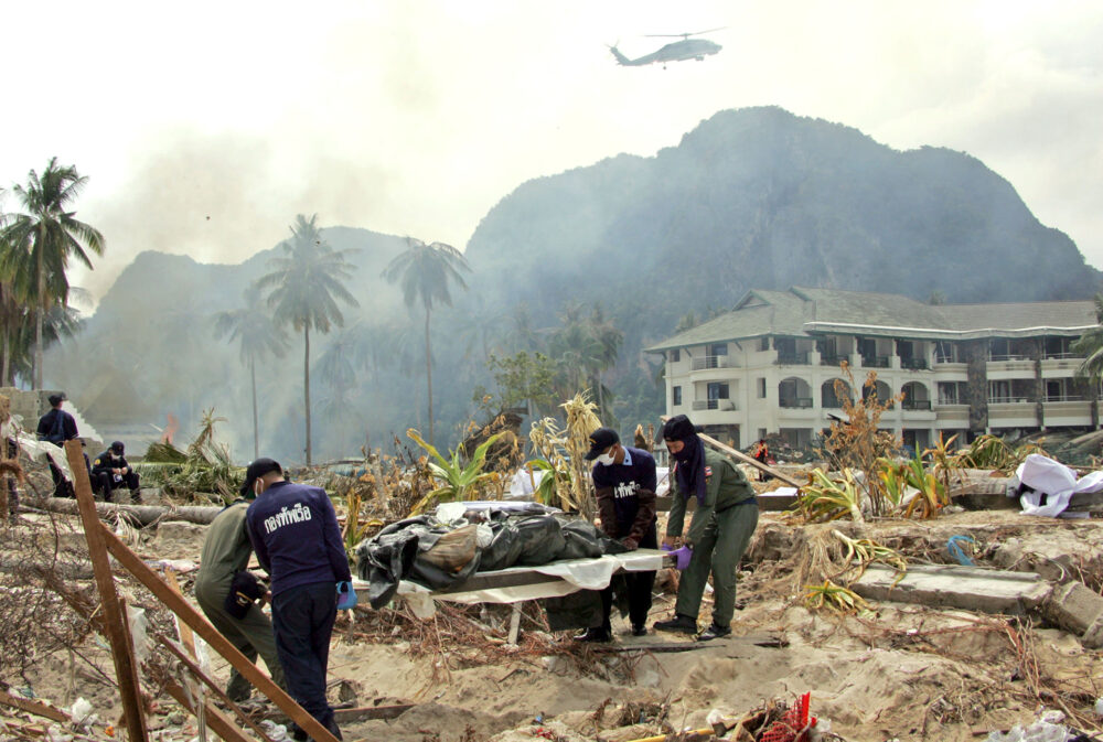 Recuperación de un cuerpo en la isla turística tailandesa de Phi Phi después del tsunami, en diciembre del 2004 (Shutterstock)