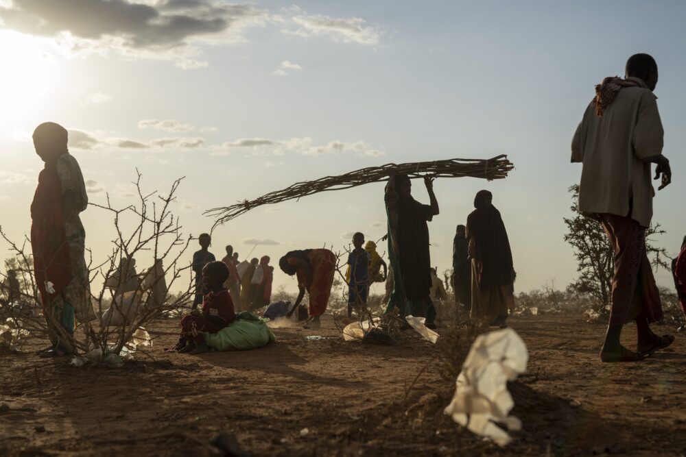 En esta imagen de archivo, somalíes desplazados por la sequía montan un campamento a las afueras de Dollow, Somalia, el 19 de septiembre de 2022 (AP Foto/Jerome Delay, archivo)