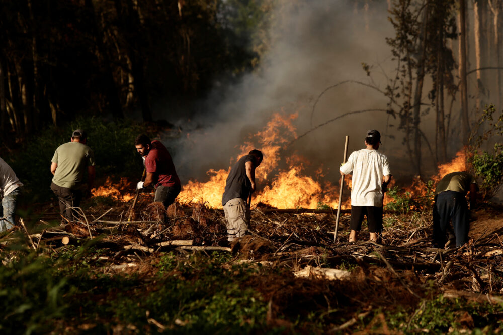 Residentes luchan contra el fuego en Rafael, cerca de Concepción, Chile el 7 de febrero del 2023 (REUTERS/Juan Gonzalez)