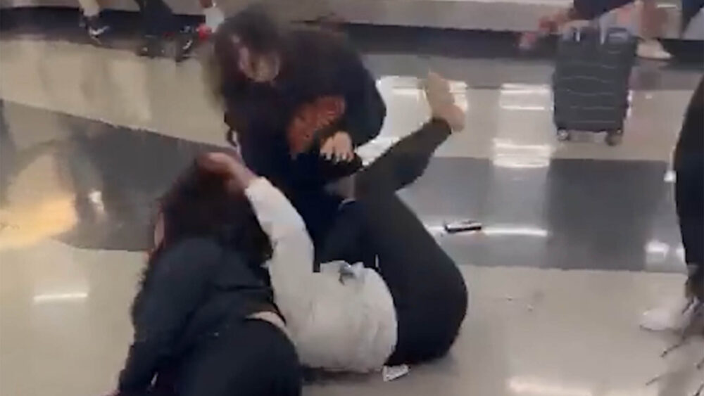 Mujeres se tiran del pelo en plena trifulca en el aeropuerto de Chicago 