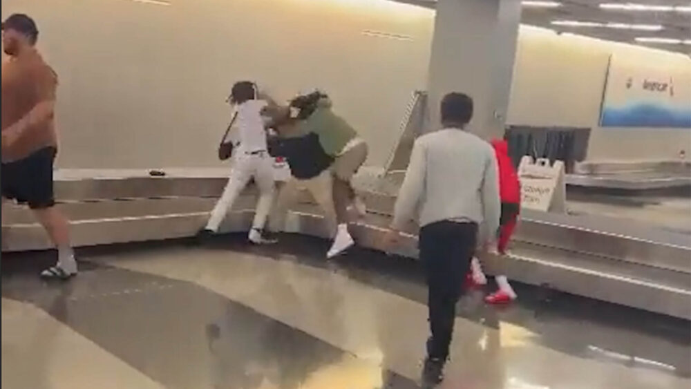 Al menos dos hombres fueron detenidos por les hechos violentos en el aeropuerto de Chicago