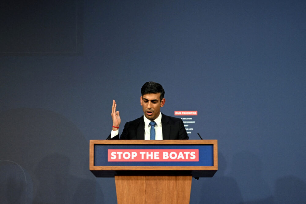 "Detengan a los botes", reza el slogan de la nueva ley con la que el premier Rishi Sunak pretende evitar que 2023 sea otro año récord en inmigrantes para el Reino Unido (Leon Neal/Pool via REUTERS/Archivo)