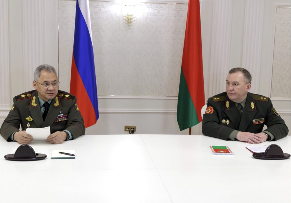 El ministro de Defensa ruso Sergei Shoigu y su par bielorruso Viktor Khrenin (Vadim Savitsky/Russian Defense Ministry Press Service via AP)
