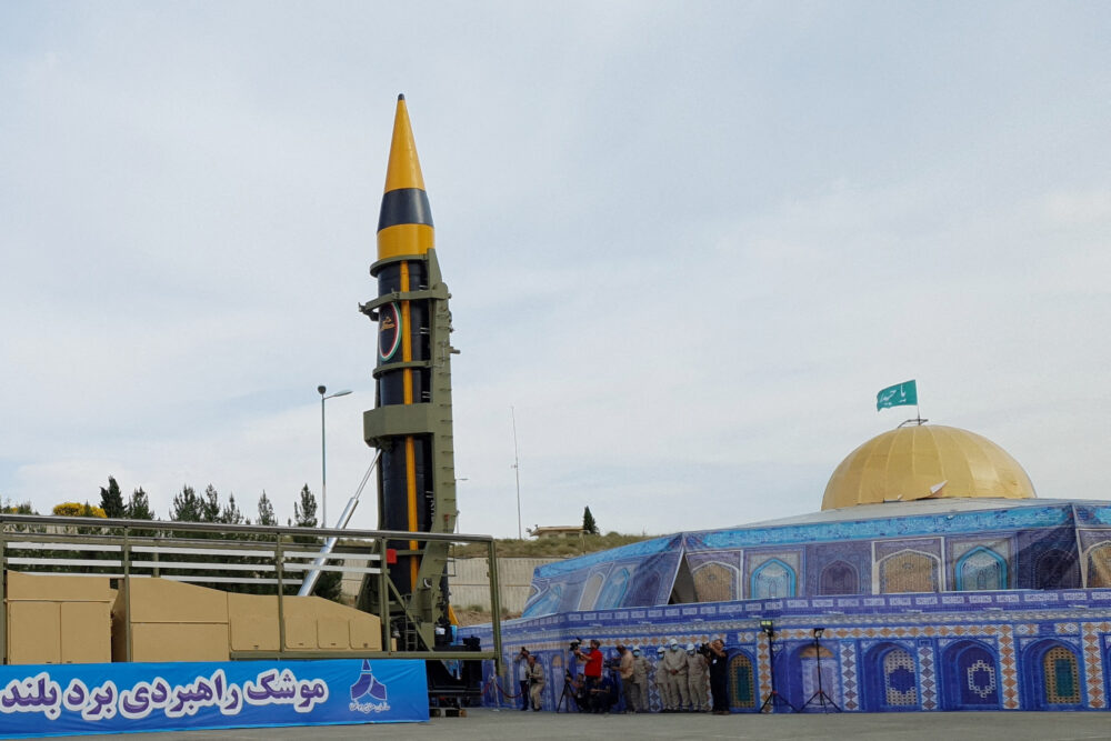 El misil fue presentado en Teherán, y la escenografía montada incluyó una miniatura de la mezquita de Al Aqsa - WANA (West Asia News Agency) via REUTERS