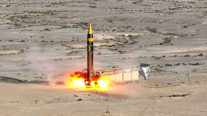 Un nuevo misil balístico tierra-tierra de 4ª generación Khorramshahr, llamado Khaibar y con un alcance de 2.000 km, es lanzado en un lugar no revelado de Irán (Ministerio de Defensa/WANA)