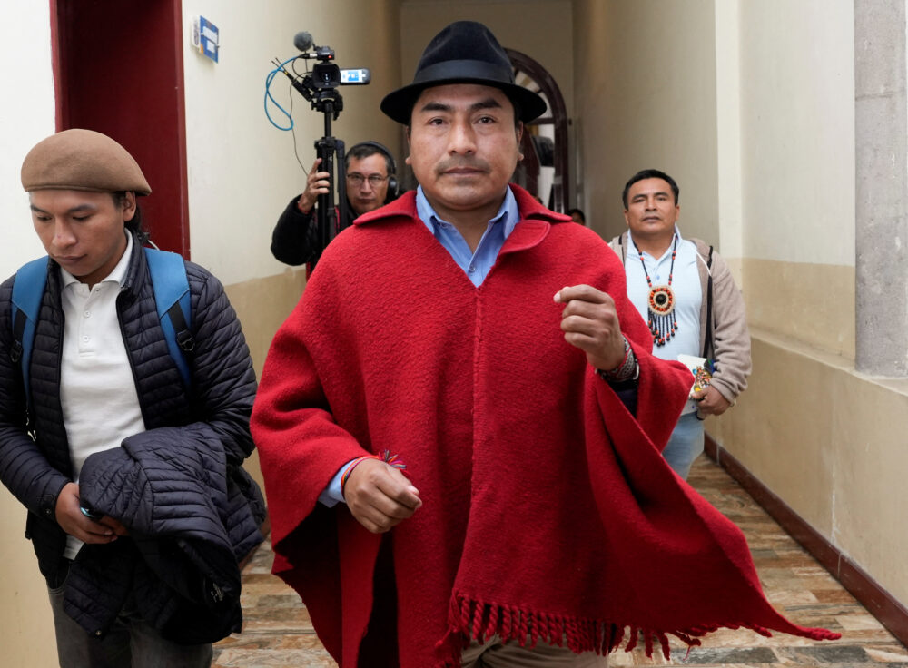 El movimiento indígena de Ecuador busca que Leonidas Iza, presidente de la Confederación de Nacionalidades Indígenas, represente al partido en los comicios de agosto. (REUTERS/Cristina Vega)