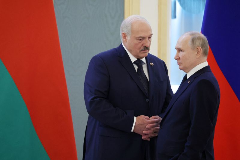 El presidente de Bielorrusia, Alexandr Lukashenko, anunció este jueves el comienzo del traslado de las armas nucleares tácticas rusas a territorio de la antigua república soviética, que comparte frontera con Ucrania. (REUTERS)