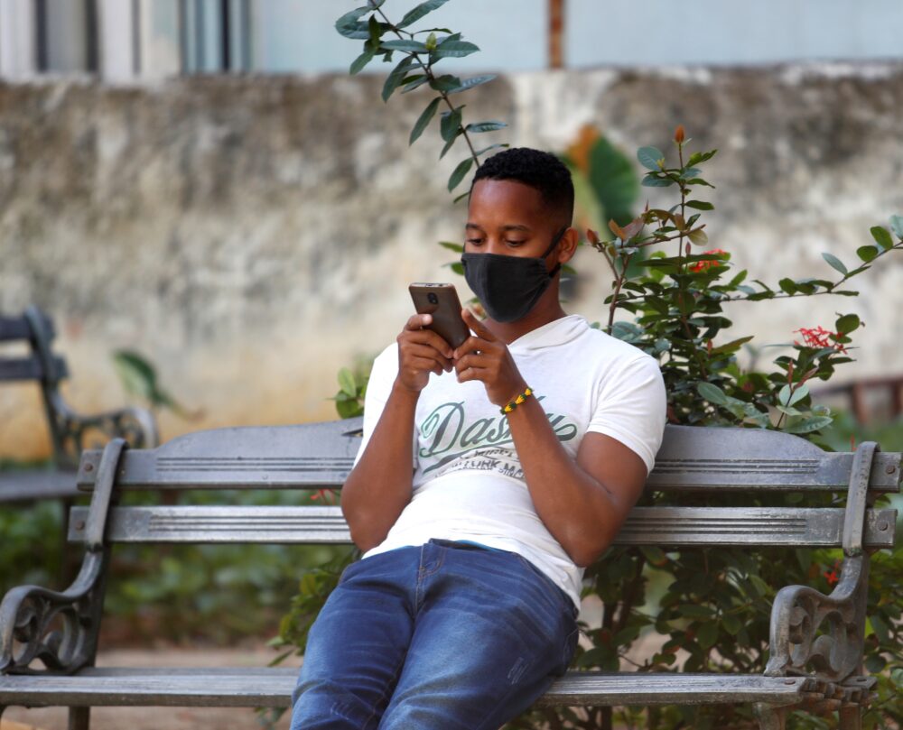 Un hombre usa su teléfono celular en La Habana (EFE/Yander Zamora/Archivo) 