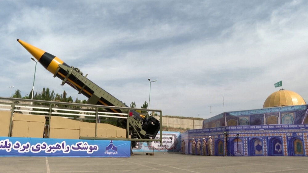 El régimen de Irán presentó este jueves lo que llama la versión más reciente de su misil balístico Khorramshahr a combustible líquido (WANA/Reuters)