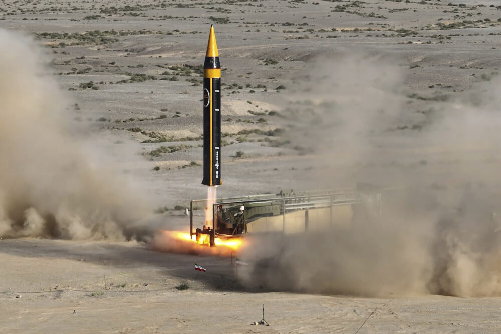 La imagen difundida por el Ministerio de Defensa de Irán el jueves 25 de mayo de 2023 muestra el lanzamiento de un misil Khorramshahr-4 desde un lugar no revelado del país (Ministerio de Defensa iraní via AP)