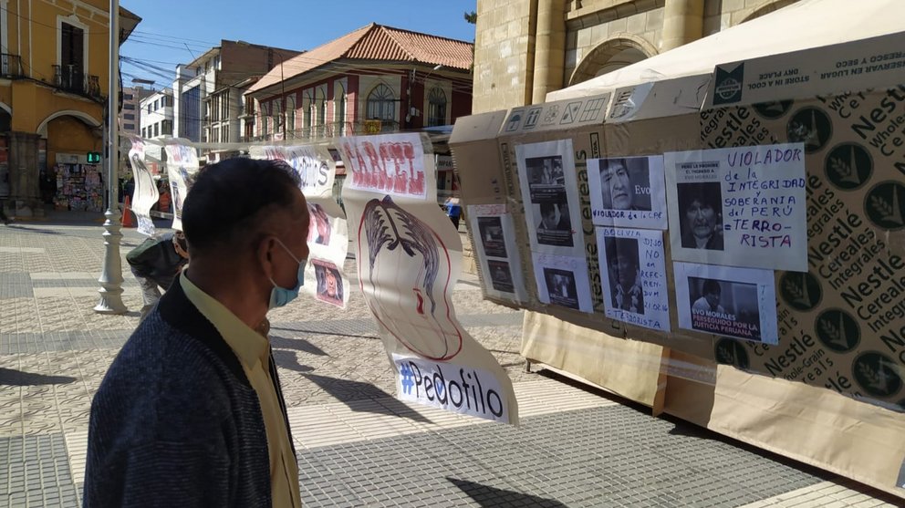 Un ciudadano transita por el centro cochabambino y observa los carteles de escrache contra Evo Morales. DICO SOLÍS