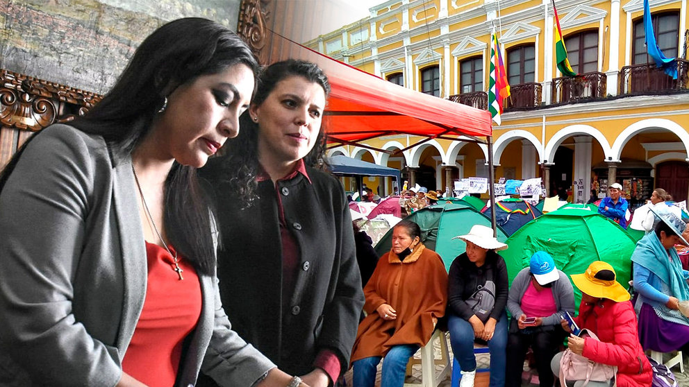 Las concejales Claudia Flores y Daniela Cabrera. Del otro lado, la vigilia que exige la renuncia de ambas. Composición OPINIÓN