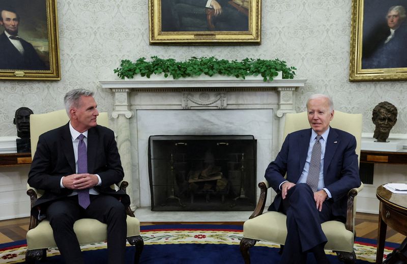 FOTO DE ARCHIVO: El presidente de Estados Unidos, Joe Biden, mantiene conversaciones sobre el límite de deuda con el presidente de la Cámara de Representantes, Kevin McCarthy (REUTERS/Leah Millis/Archivo)