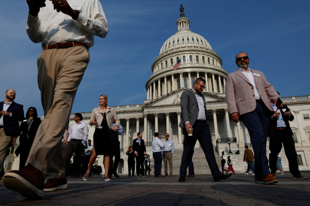 El Capitolio de Estados Unidos de fondo (REUTERS/Jonathan Ernst)