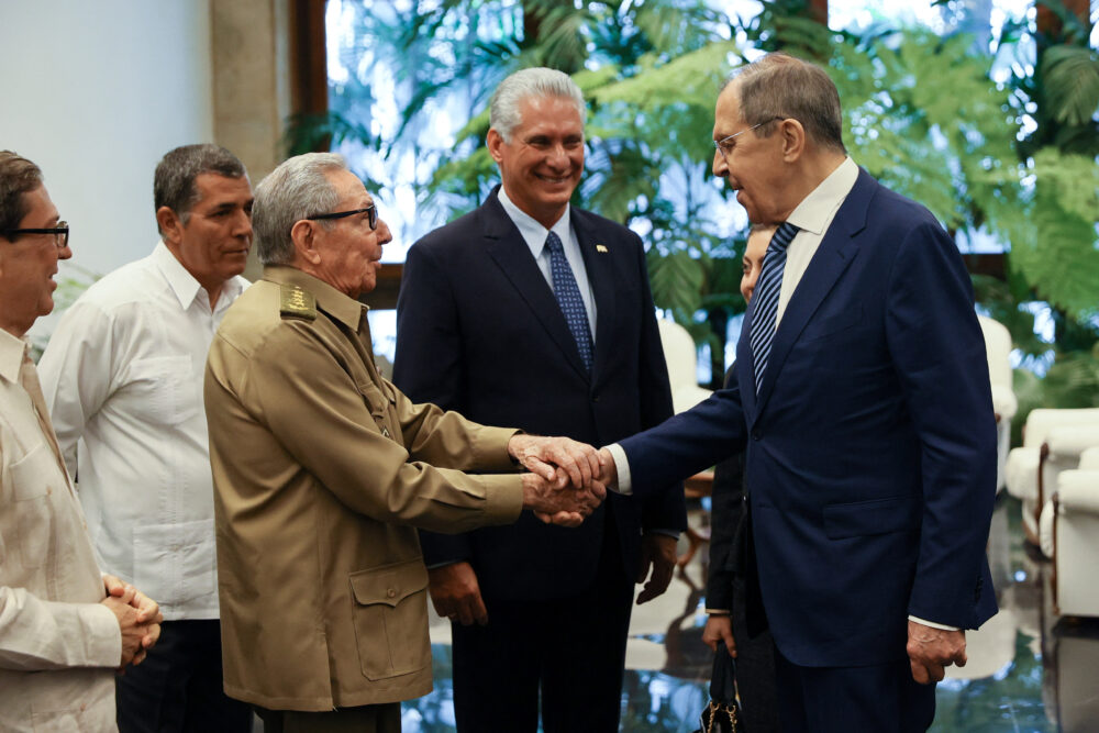 El canciller ruso Serguei Lavrov junto al dictador Raúl Castro durante su viaje a la isla en abril pasado (Reuters) 