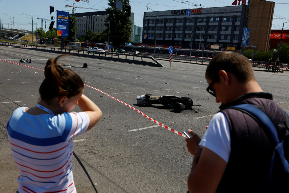 Los restos de un proyectil ruso yacen sobre una autopista en Kiev (REUTERS/Valentyn Ogirenko) 