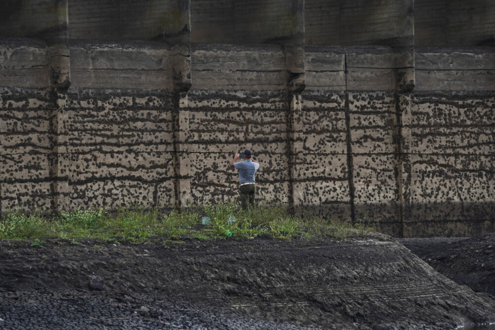 Un hombre fotografía el embalse de Canelón Grande, en medio de una sequía histórica en Uruguay. El gobierno se vio obligado a recurrir al agua del Río de la Plata para suministrar a la población (Reuters)