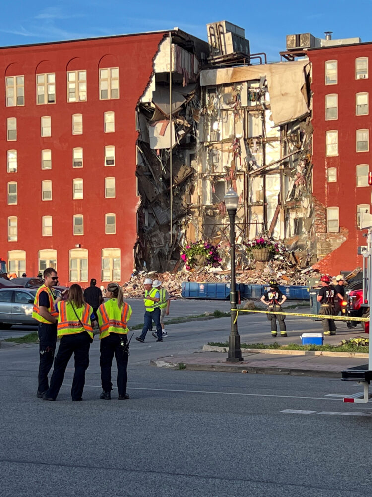 Una impactante vista de la dimensión del edificio derrumbado en Davenport, Iowa (Twitter @JohnBlunk/via REUTERS)