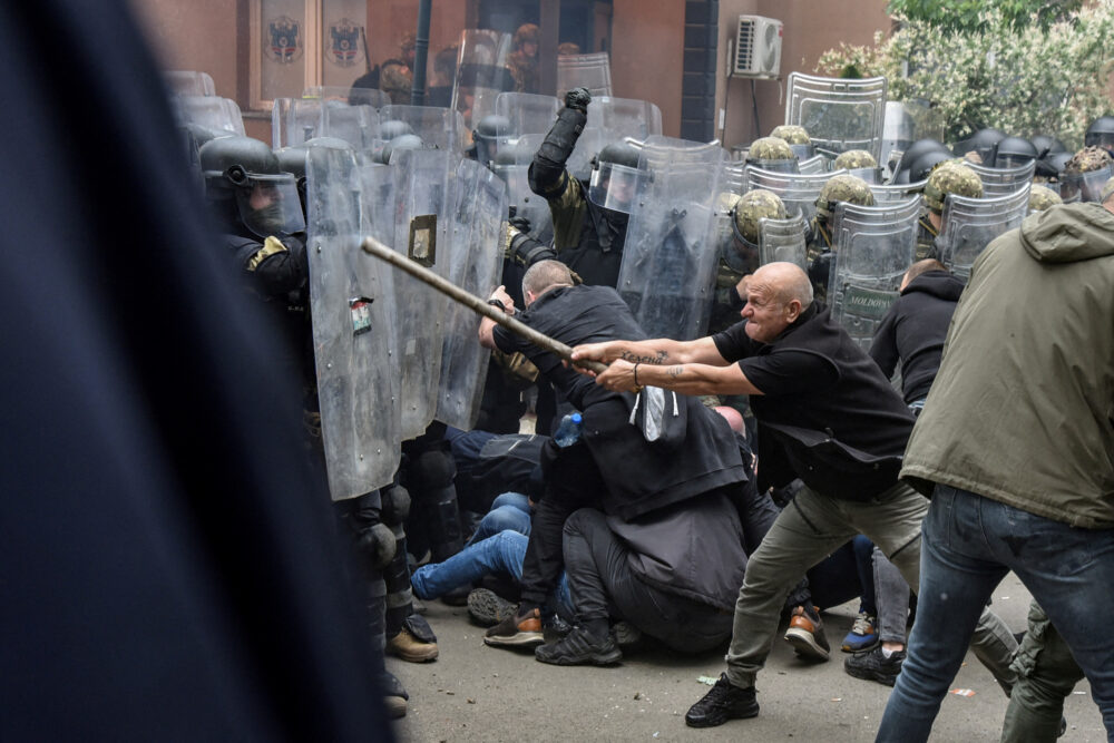Al menos 50 manifestantes y 25 soldados de paz resultaron heridos durante los enfrentamientos en Kosovo (REUTERS/Laura Hasani)