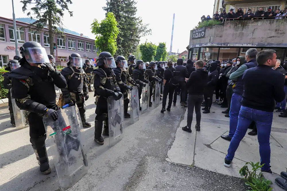 Soldados de paz de la OTAN fueron desplegados ante la movilización de manifestantes serbios en Kosovo (AP)