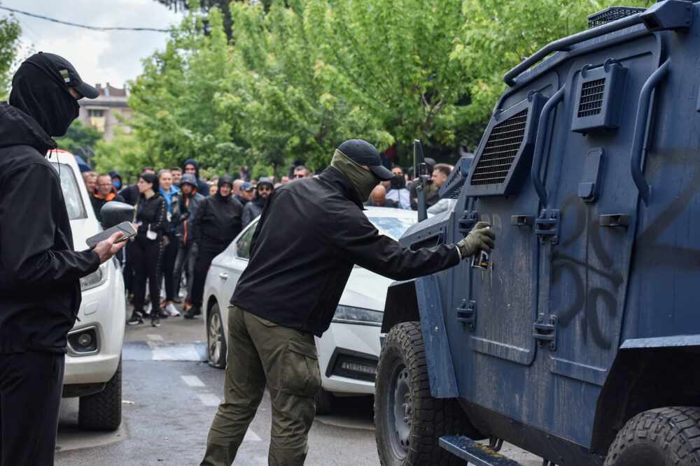 Los manifestantes serbios pintaron mensajes nacionalistas en los blindados militares de las fuerzas de seguridad (REUTERS/Laura Hasani)
