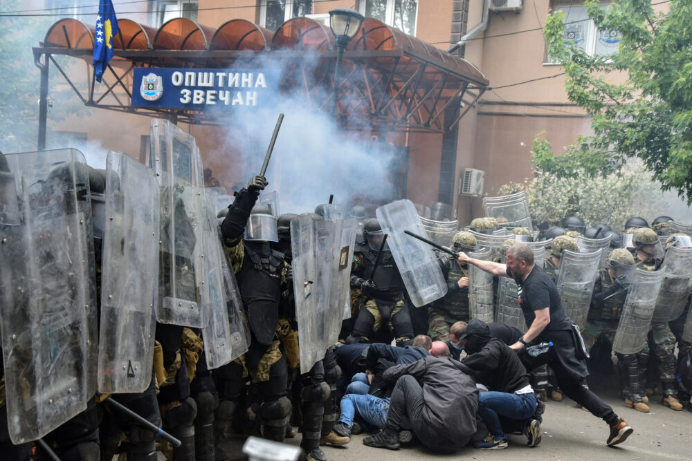 Los manifestantes serbios chocaron con las fuerzas de paz de la OTAN (REUTERS/Laura Hasani)