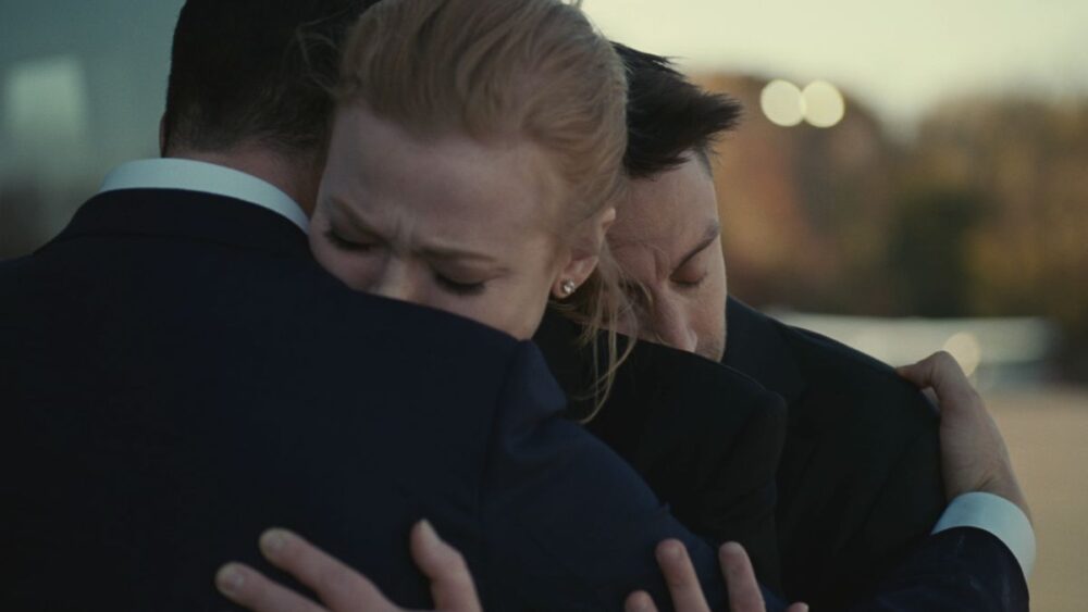 Logan, Shiv y Roy se abrazan luego de la noticia conmocionante de la cuarta temporada de "Succession" (Foto: HBO)