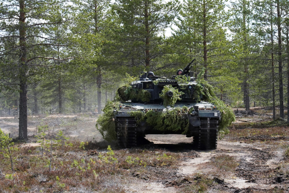 Vista de un carro de combate principal Leopard 2 durante el ejercicio de las fuerzas terrestres Northern Forest en Rovajarvi, Finlandia, el 30 de mayo de 2023. REUTERS/Janis Laizans/Archivo 