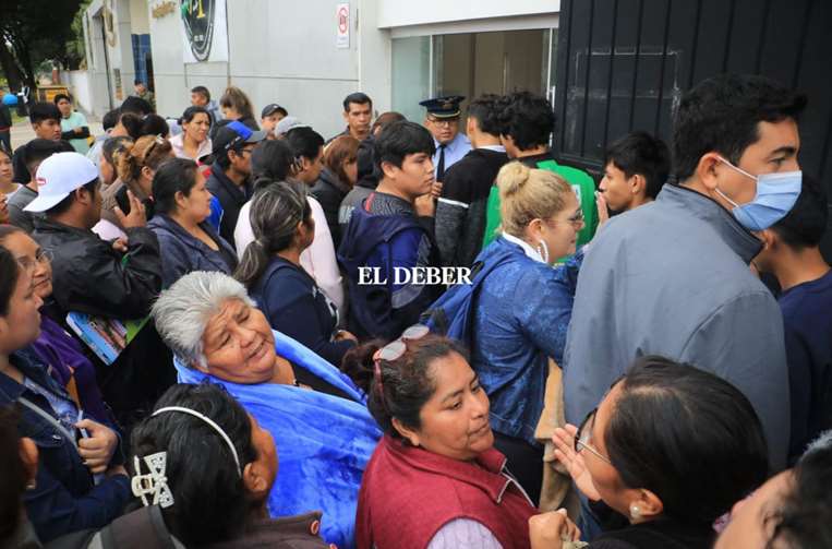 Estudiantes hacen filas para inscribirse en el servicio premilitar/Foto: JC Torrejón
