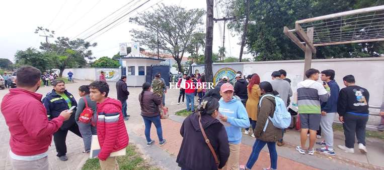 Postulantes al servicio premilitar hacen filas en las afueras de edificios de las FFAA/JD