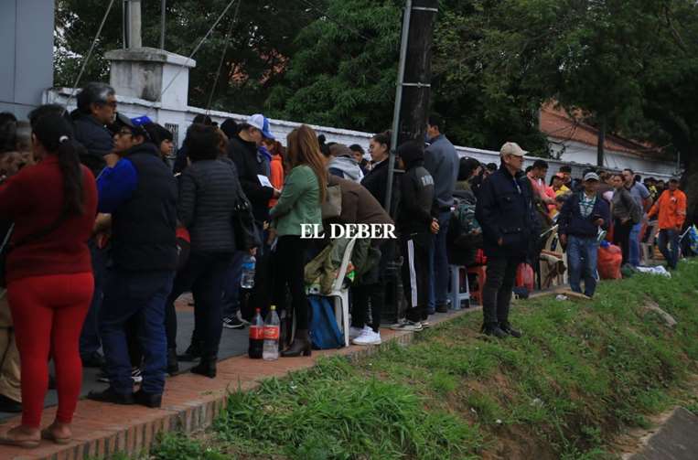 Estudiantes hacen filas para inscribirse en el servicio premilitar/Foto: JC Torrejón