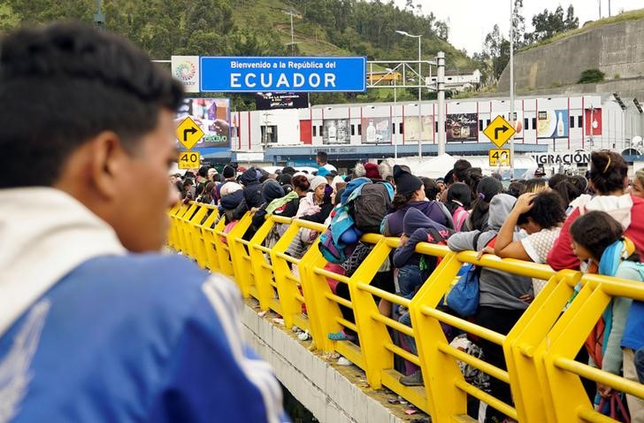 Venezolanos hacen fila para cruzar a Ecuador desde Colombia (REUTERS/Daniel Tapia/Archivo)