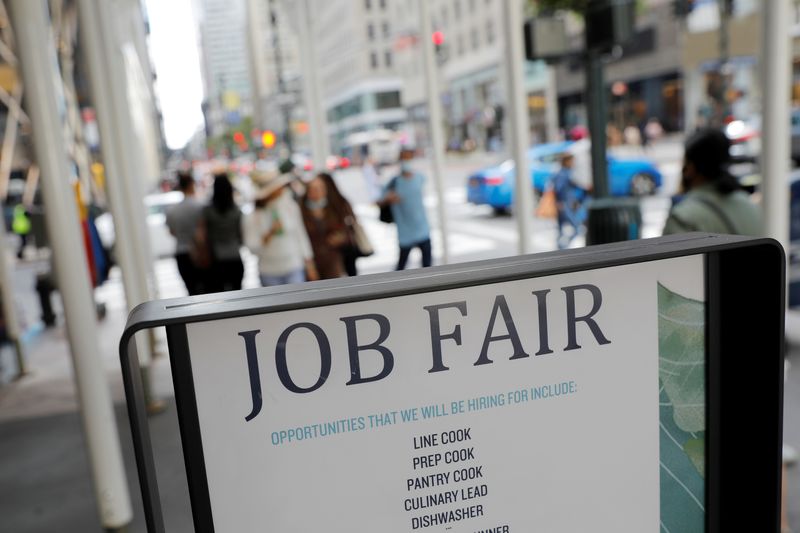 Imagen de un letrero de una feria de empleo en la 5ª Avenida en Manhattan, Nueva York, Estados Unidos (REUTERS/Andrew Kelly/Archivo)