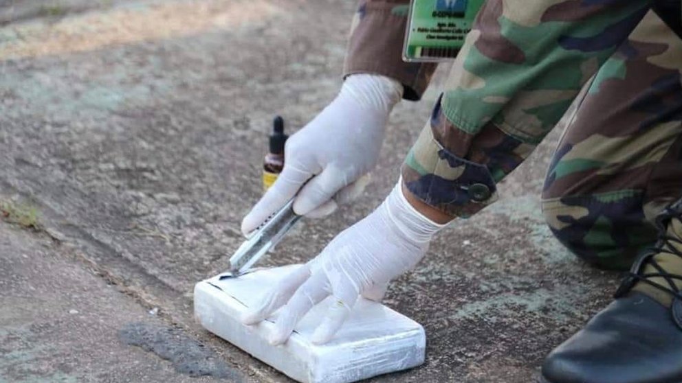 Efectivos realizan pruebas a los paquetes de cocaína. Ministerio de Gobierno