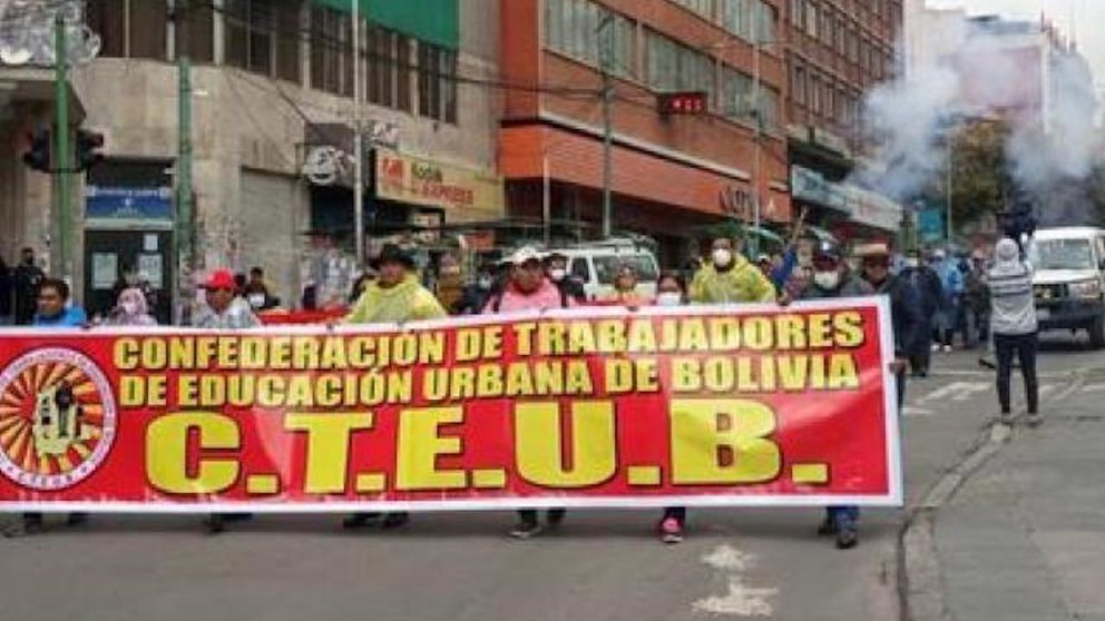 Integrantes de la CTEUB realizan una marcha en La Paz. Radio Éxito